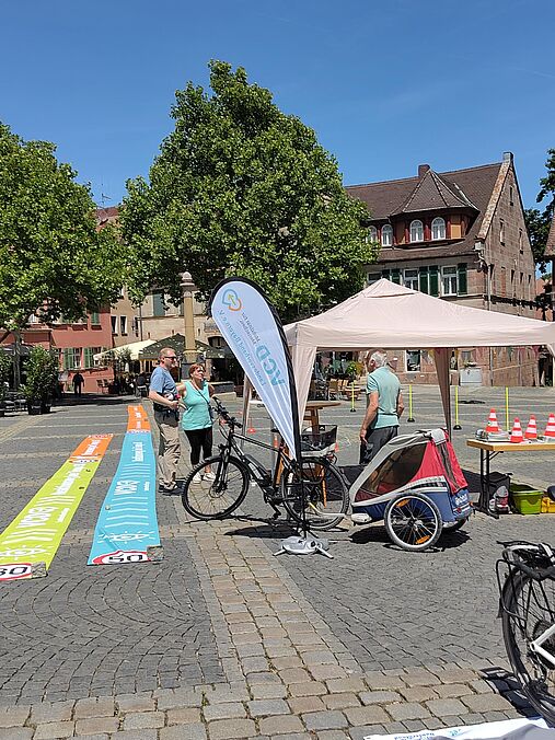 VCD Infostand und Bremswegvergleich durch Banner auf dem Pflaster