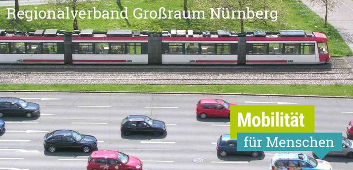 Straßenbahn und Autospuren am Plärrer in Nürnberg