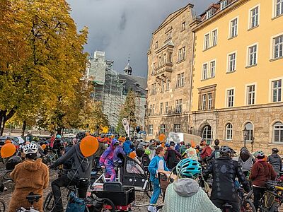 Um die 100 Kinder und Erwachsene demonstrierten