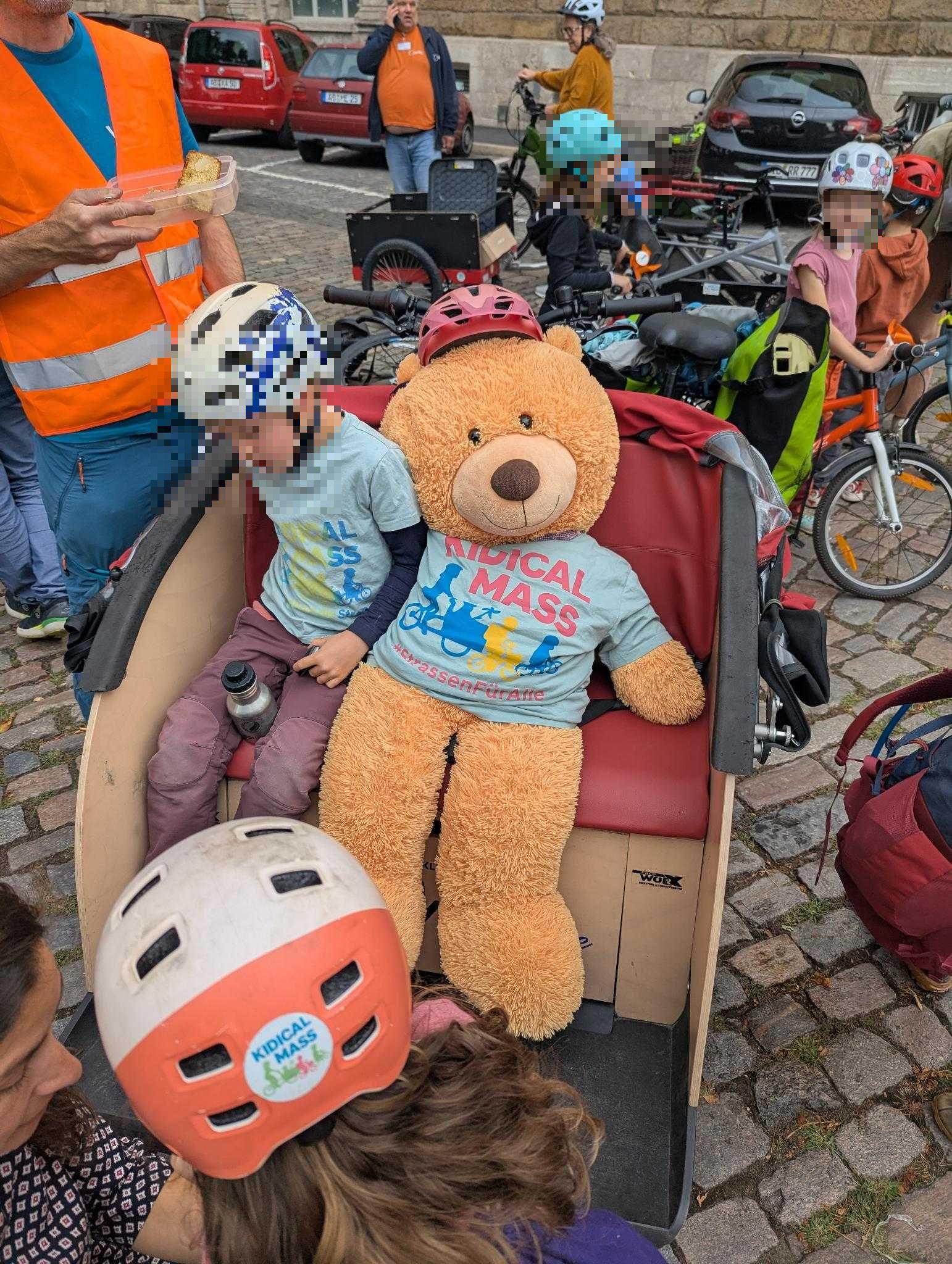 Auch der Bär demonstriert für kinderfreundlicheren Verkehr!