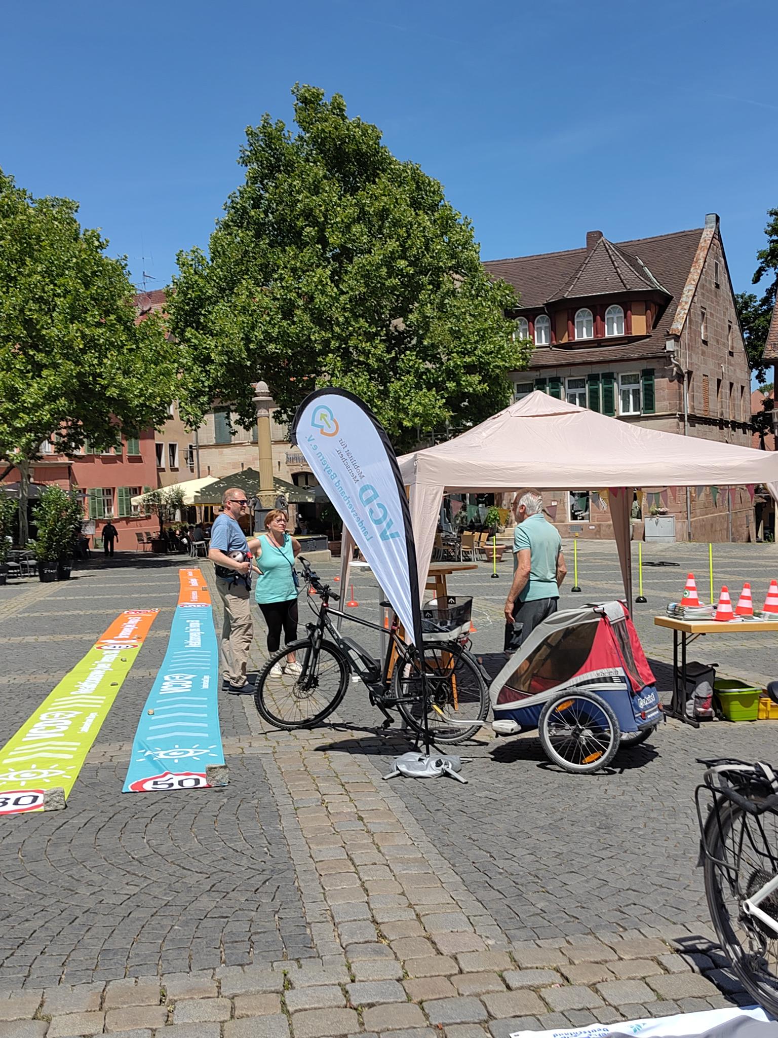 VCD Infostand und Bremswegvergleich durch Banner auf dem Pflaster